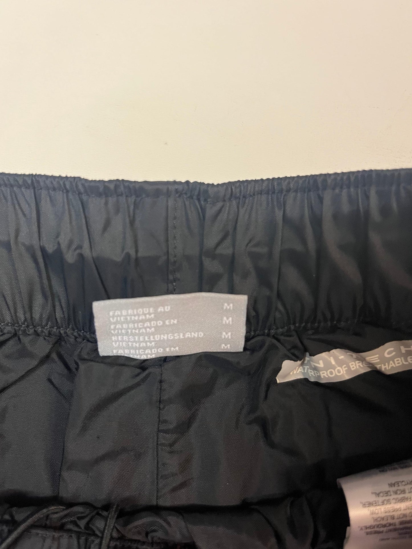 Entdecke unsere Vintage Track Pants von Nike und anderen Marken, erhältlich bei Valuxery.de - Dein Shop für trendige Vintage - Kleidung. Unsere Track Pants sind aus hochwertigen Materialien und