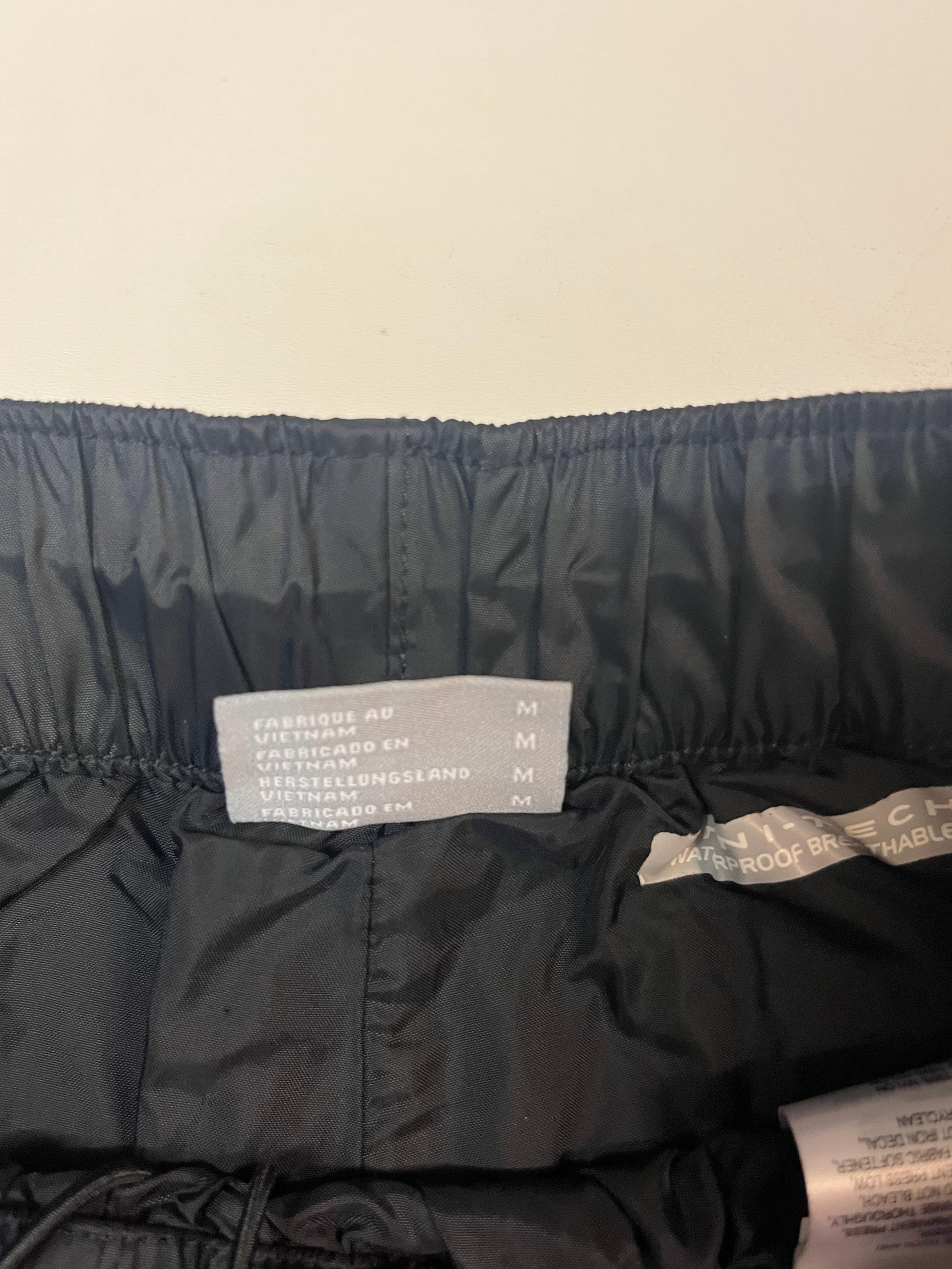 Entdecke unsere Vintage Track Pants von Nike und anderen Marken, erhältlich bei Valuxery.de - Dein Shop für trendige Vintage - Kleidung. Unsere Track Pants sind aus hochwertigen Materialien und