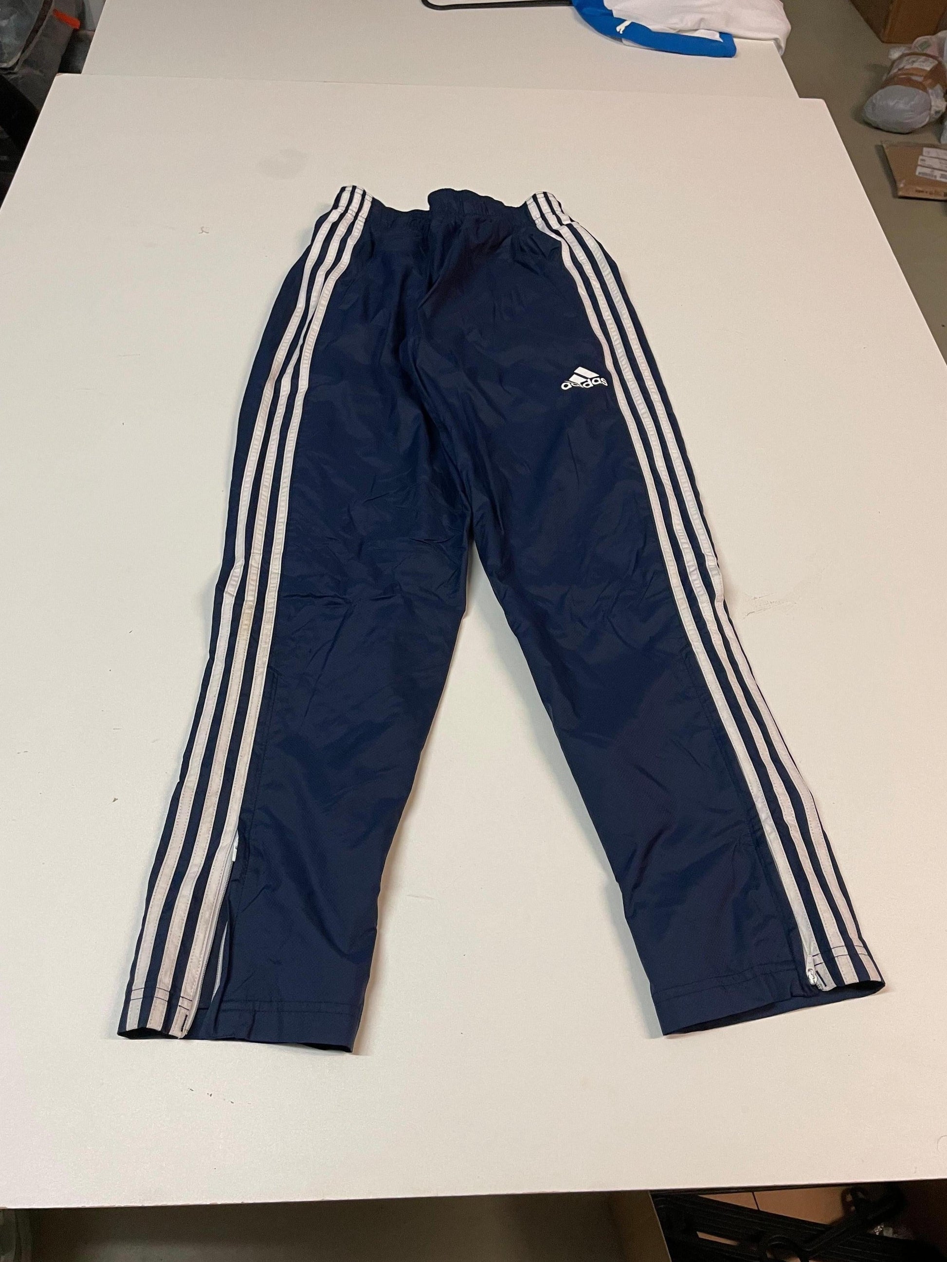 Entdecke unsere Vintage Track Pants von Nike und anderen Marken, erhältlich bei Valuxery.de - Dein Shop für trendige Vintage - Kleidung. Unsere Track Pants sind aus hochwertigen Materialien und
