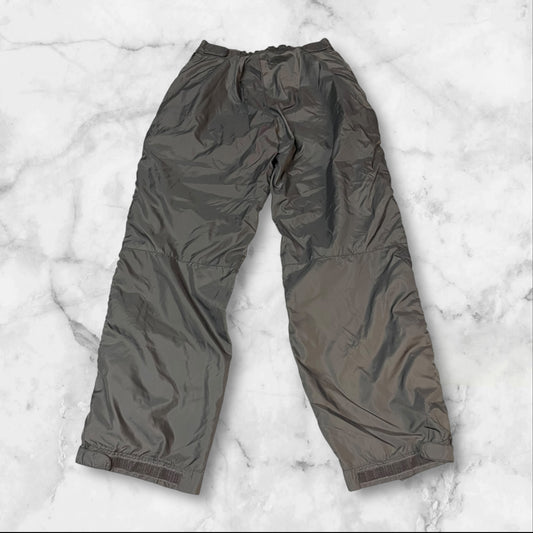 Entdecke unsere Vintage Track Pants von Nike und anderen Marken, erhältlich bei Valuxery.de - Dein Shop für trendige Vintage - Kleidung. Unsere Track Pants sind aus hochwertigen Materialien und