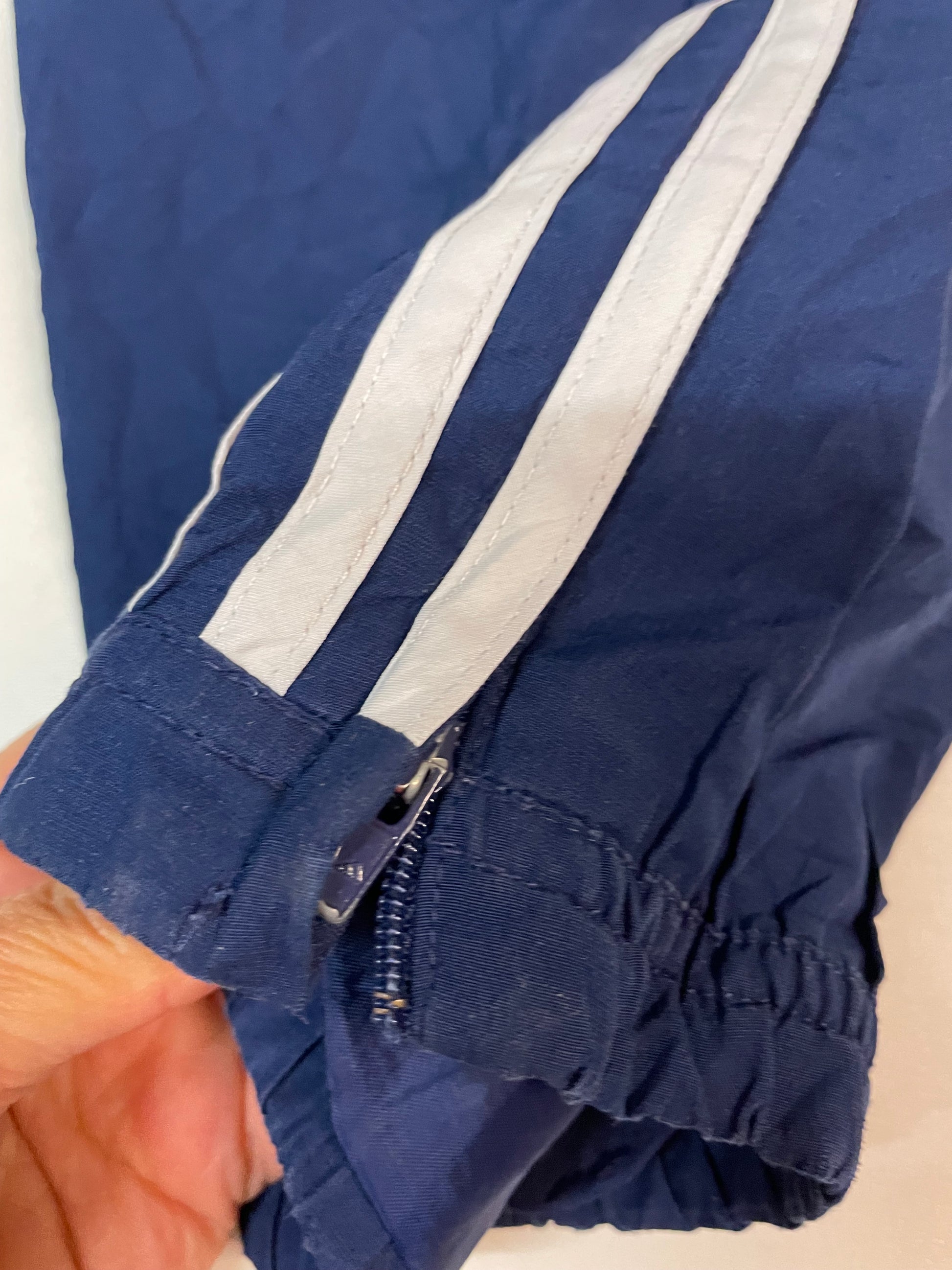 Entdecke unsere Vintage Track Pants von Nike und anderen Marken, erhältlich bei Valuxery.de - Dein Shop für trendige Vintage - Kleidung. Unsere Track Pants sind aus hochwertigen Materialien und