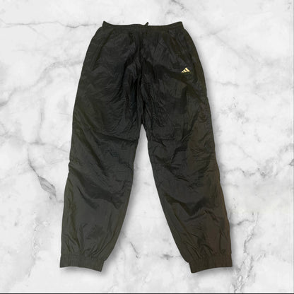 Entdecke unsere Vintage Track Pants von Nike und anderen Marken, erhältlich bei Valuxery.de - Dein Shop für trendige Vintage - Kleidung. Unsere Track Pants sind aus hochwertigen Materialien und