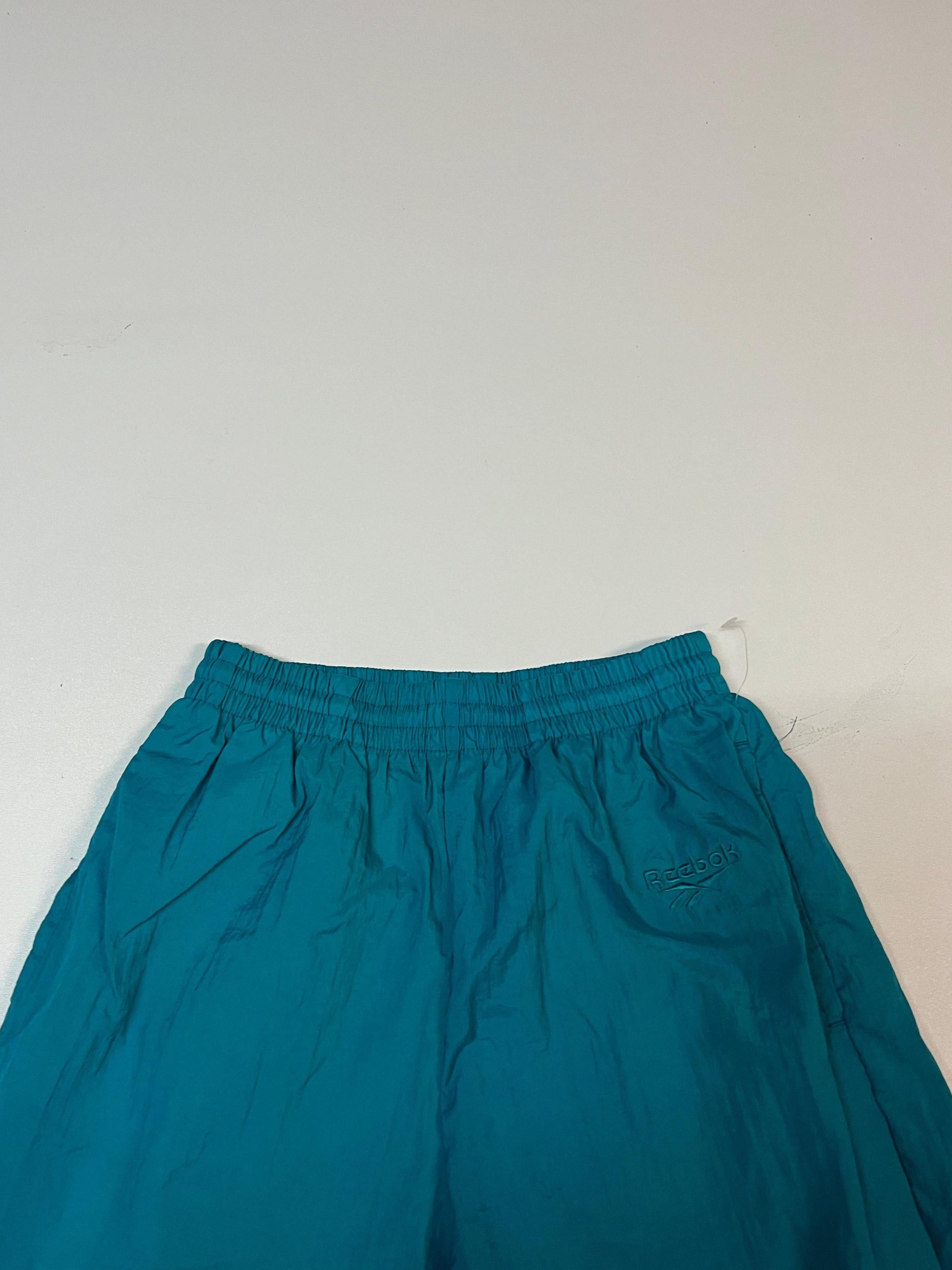 Entdecke unsere Vintage Track Pants von Nike und anderen Marken, erhältlich bei Valuxery.de - Dein Shop für trendige Vintage - Kleidung. Unsere Track Pants sind aus hochwertigen Materialien und