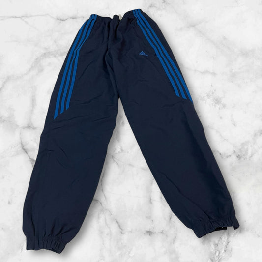 Entdecke unsere Vintage Track Pants von Nike und anderen Marken, erhältlich bei Valuxery.de - Dein Shop für trendige Vintage - Kleidung. Unsere Track Pants sind aus hochwertigen Materialien und