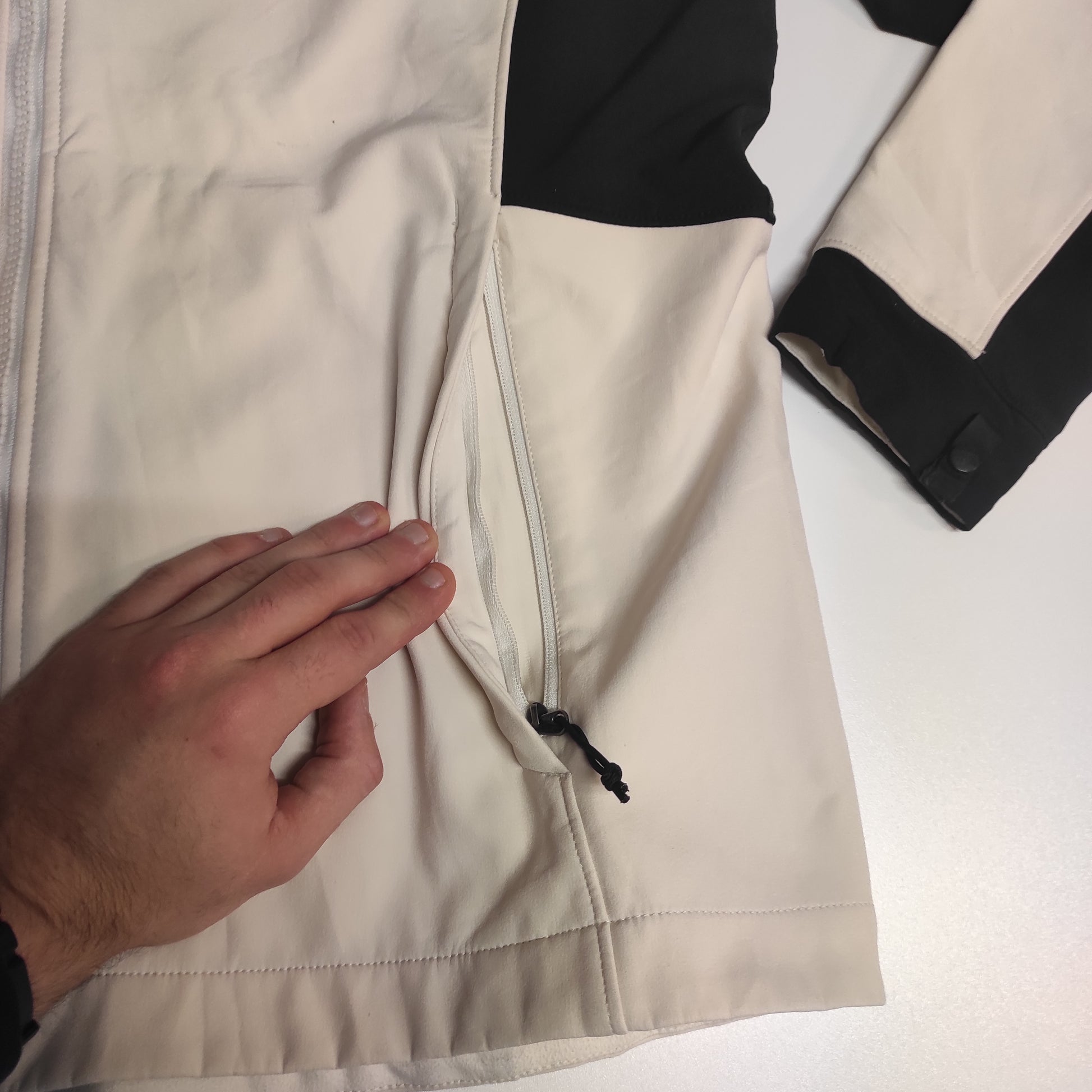 Entdecke unsere Vintage Track Pants von Nike und anderen Marken, erhältlich bei Valuxery.de - Dein Shop für trendige Vintage - Kleidung. Unsere Track Pants sind aus hochwertigen Materialien und