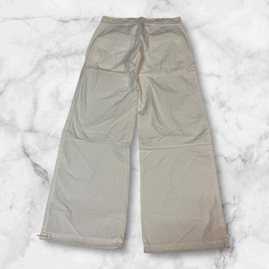 Entdecke unsere Vintage Track Pants von Nike und anderen Marken, erhältlich bei Valuxery.de - Dein Shop für trendige Vintage - Kleidung. Unsere Track Pants sind aus hochwertigen Materialien und