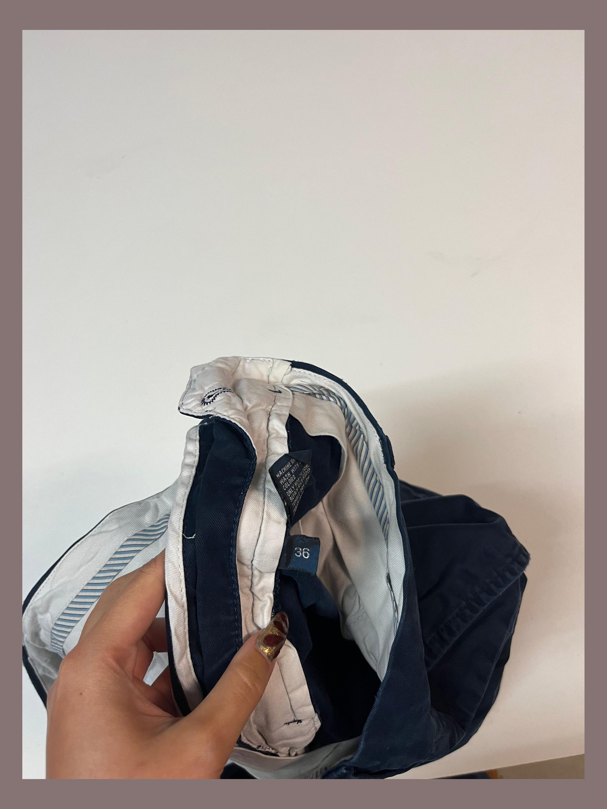 Entdecke unsere Vintage Track Pants von Nike und anderen Marken, erhältlich bei Valuxery.de - Dein Shop für trendige Vintage - Kleidung. Unsere Track Pants sind aus hochwertigen Materialien und