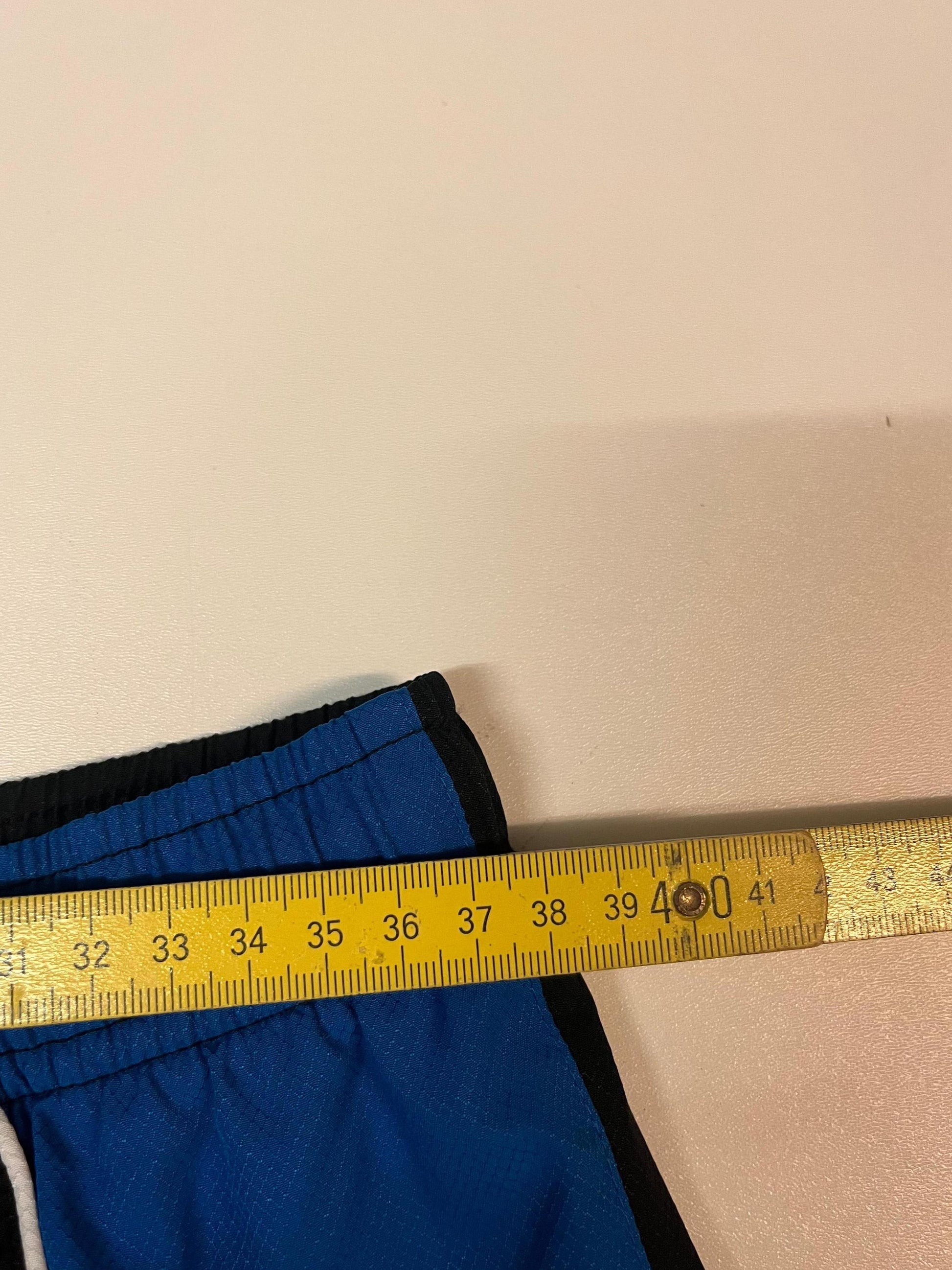Entdecke unsere Vintage Track Pants von Nike und anderen Marken, erhältlich bei Valuxery.de - Dein Shop für trendige Vintage - Kleidung. Unsere Track Pants sind aus hochwertigen Materialien und