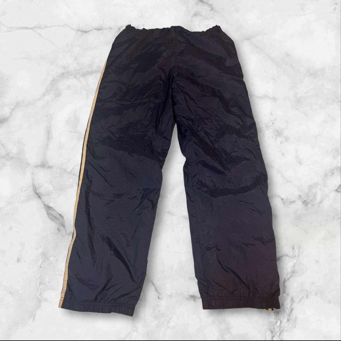 Entdecke unsere Vintage Track Pants von Nike und anderen Marken, erhältlich bei Valuxery.de - Dein Shop für trendige Vintage - Kleidung. Unsere Track Pants sind aus hochwertigen Materialien und