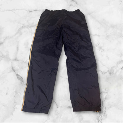 Entdecke unsere Vintage Track Pants von Nike und anderen Marken, erhältlich bei Valuxery.de - Dein Shop für trendige Vintage - Kleidung. Unsere Track Pants sind aus hochwertigen Materialien und