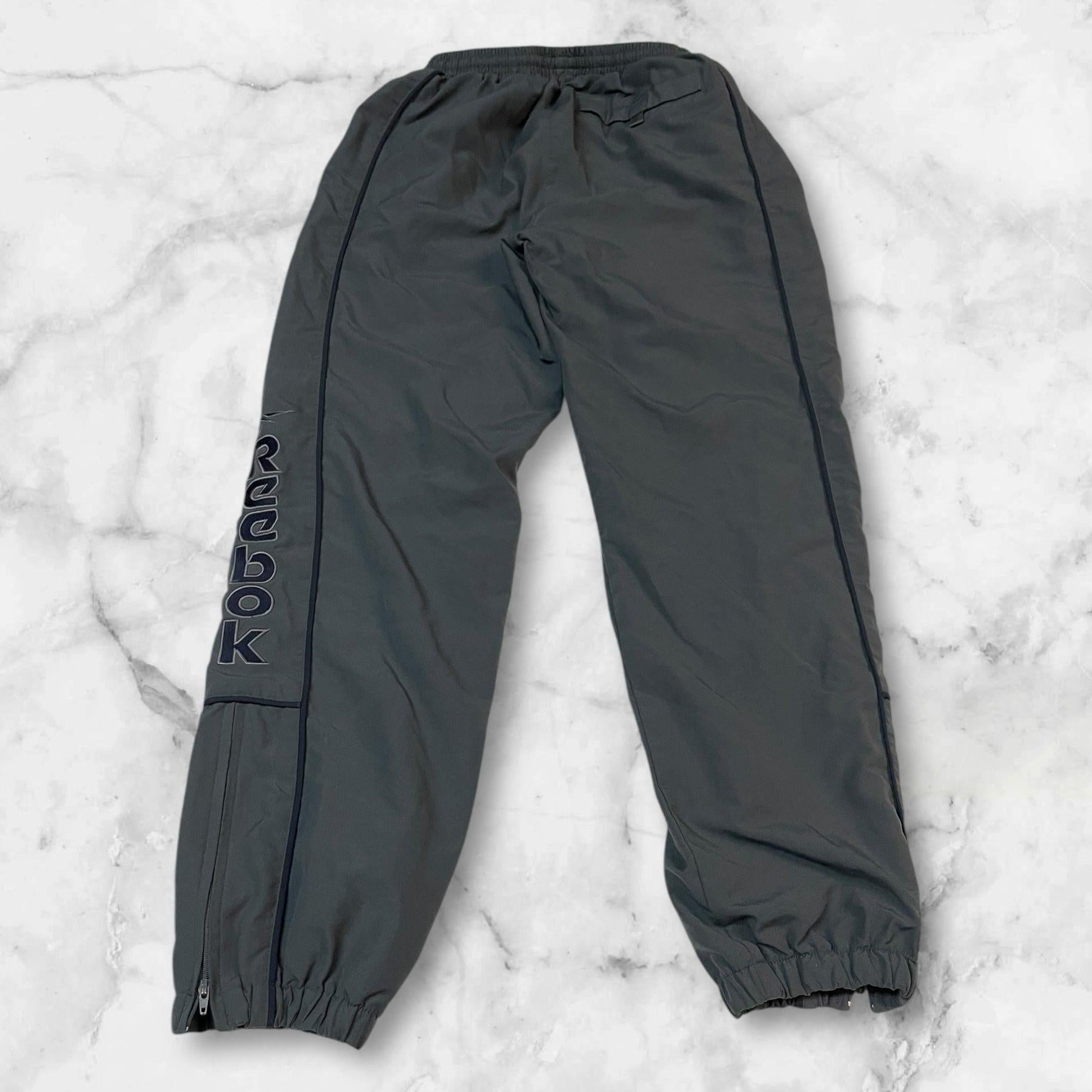 Entdecke unsere Vintage Track Pants von Nike und anderen Marken, erhältlich bei Valuxery.de - Dein Shop für trendige Vintage - Kleidung. Unsere Track Pants sind aus hochwertigen Materialien und
