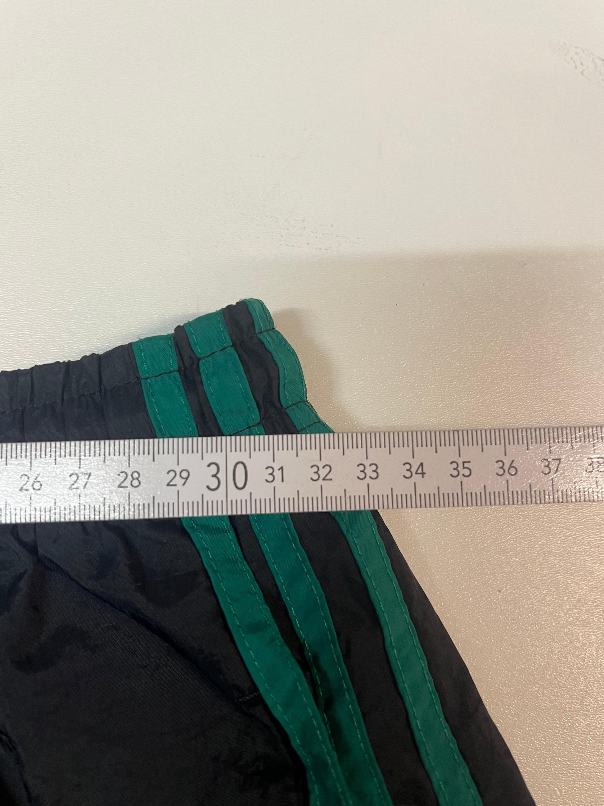 Entdecke unsere Vintage Track Pants von Nike und anderen Marken, erhältlich bei Valuxery.de - Dein Shop für trendige Vintage - Kleidung. Unsere Track Pants sind aus hochwertigen Materialien und