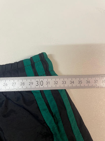 Entdecke unsere Vintage Track Pants von Nike und anderen Marken, erhältlich bei Valuxery.de - Dein Shop für trendige Vintage - Kleidung. Unsere Track Pants sind aus hochwertigen Materialien und