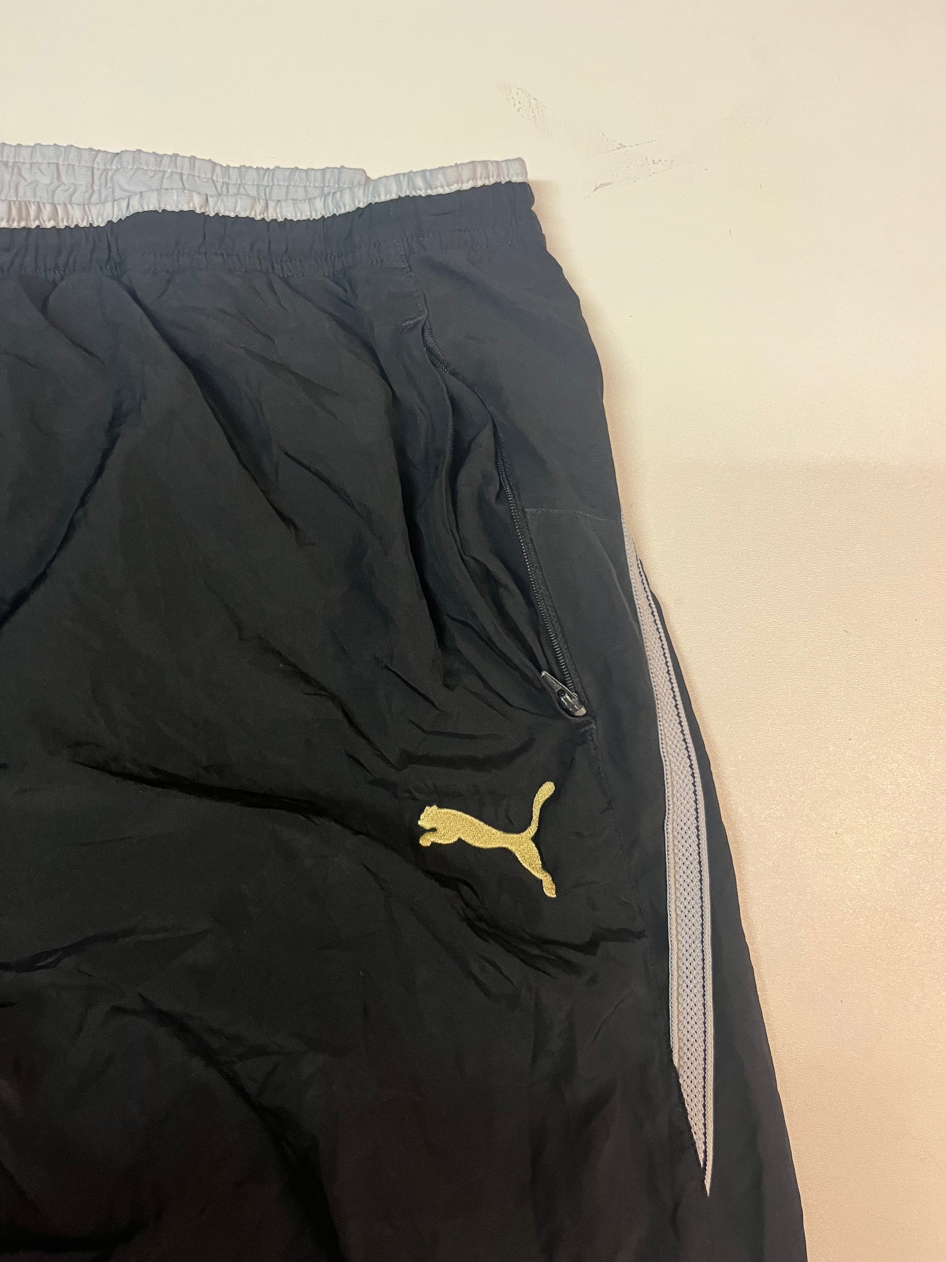 Entdecke unsere Vintage Track Pants von Nike und anderen Marken, erhältlich bei Valuxery.de - Dein Shop für trendige Vintage - Kleidung. Unsere Track Pants sind aus hochwertigen Materialien und