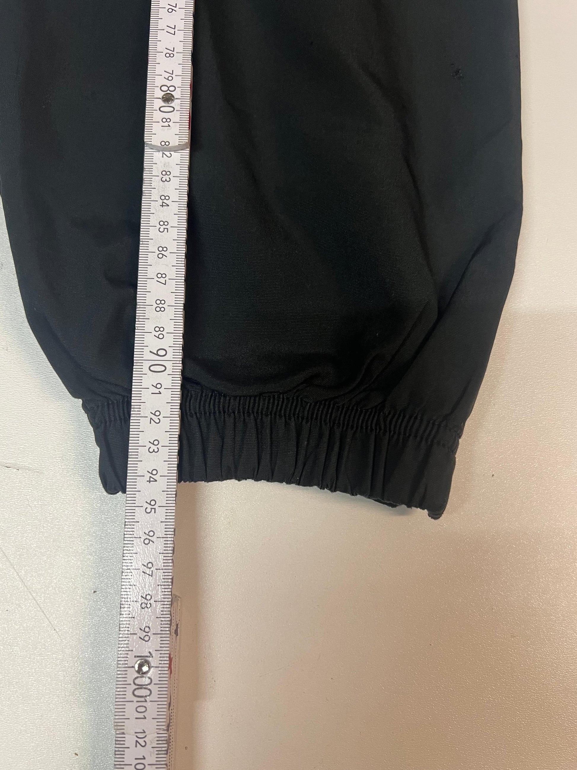 Entdecke unsere Vintage Track Pants von Nike und anderen Marken, erhältlich bei Valuxery.de - Dein Shop für trendige Vintage - Kleidung. Unsere Track Pants sind aus hochwertigen Materialien und