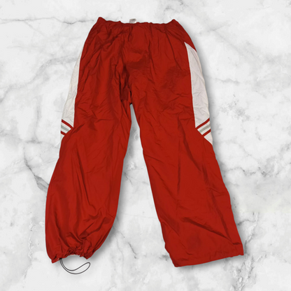 Entdecke unsere Vintage Track Pants von Nike und anderen Marken, erhältlich bei Valuxery.de - Dein Shop für trendige Vintage - Kleidung. Unsere Track Pants sind aus hochwertigen Materialien und
