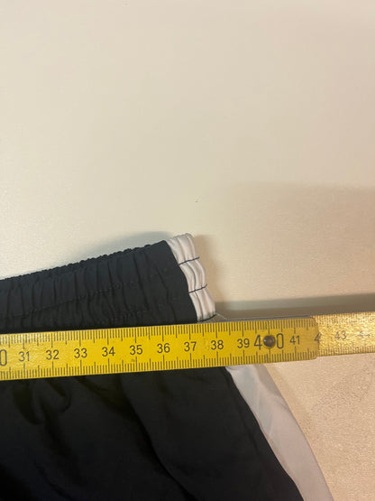 Entdecke unsere Vintage Track Pants von Nike und anderen Marken, erhältlich bei Valuxery.de - Dein Shop für trendige Vintage - Kleidung. Unsere Track Pants sind aus hochwertigen Materialien und