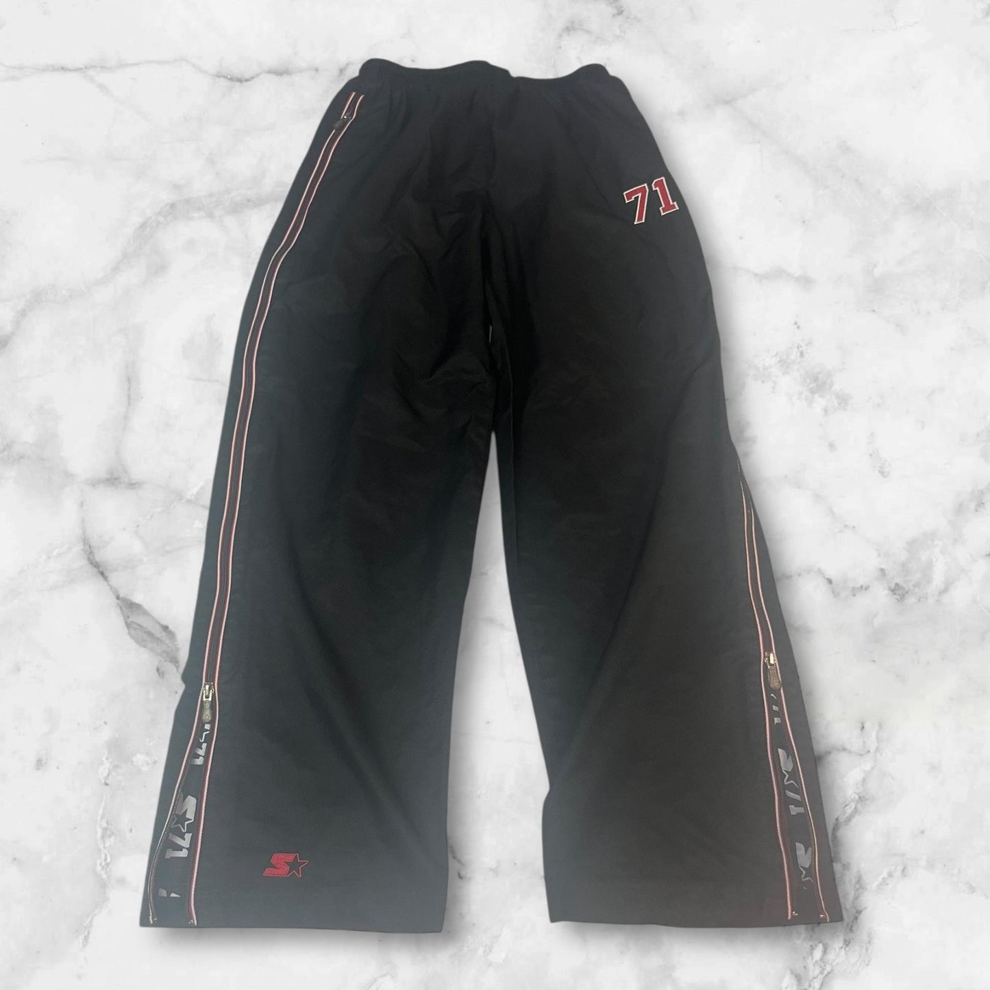 Entdecke unsere Vintage Track Pants von Nike und anderen Marken, erhältlich bei Valuxery.de - Dein Shop für trendige Vintage - Kleidung. Unsere Track Pants sind aus hochwertigen Materialien und