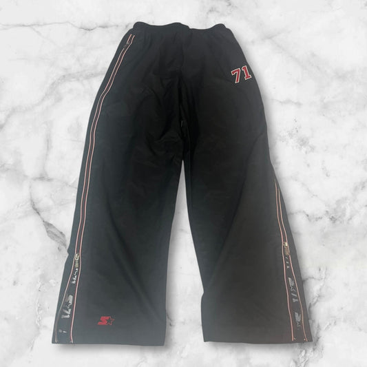 Entdecke unsere Vintage Track Pants von Nike und anderen Marken, erhältlich bei Valuxery.de - Dein Shop für trendige Vintage - Kleidung. Unsere Track Pants sind aus hochwertigen Materialien und