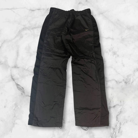 Entdecke unsere Vintage Track Pants von Nike und anderen Marken, erhältlich bei Valuxery.de - Dein Shop für trendige Vintage - Kleidung. Unsere Track Pants sind aus hochwertigen Materialien und