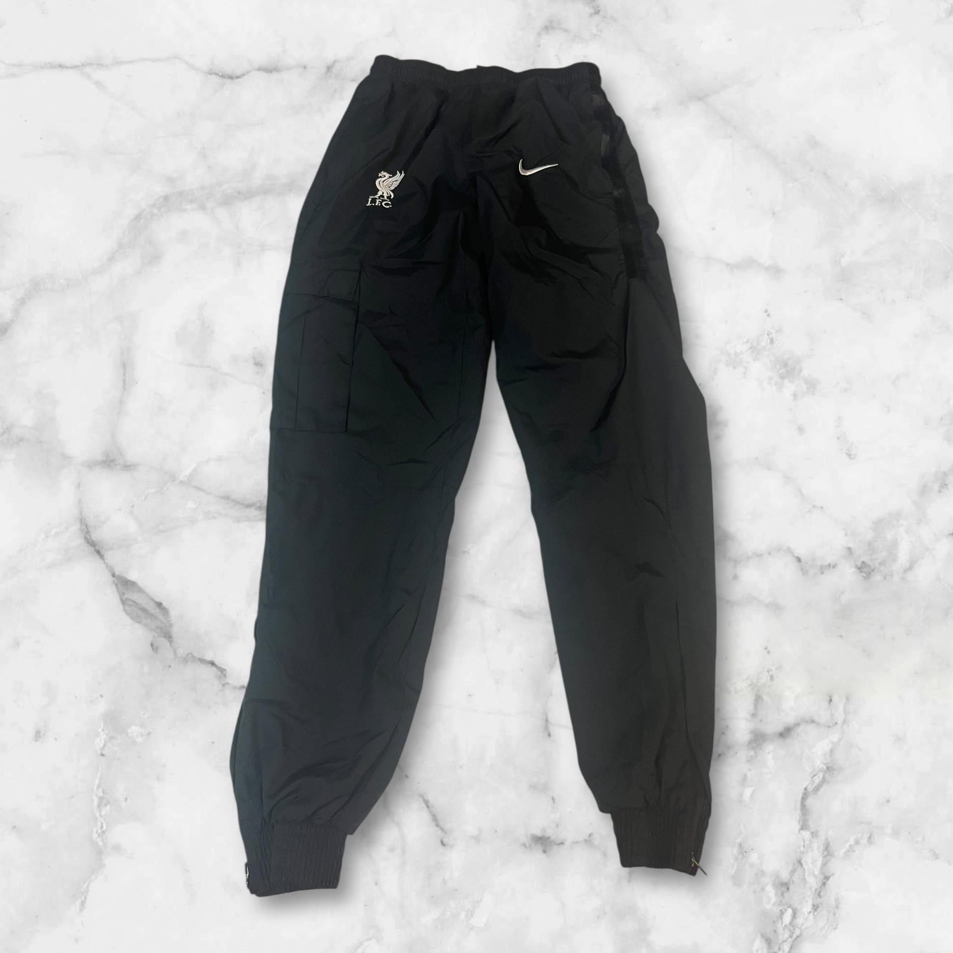 Entdecke unsere Vintage Track Pants von Nike und anderen Marken, erhältlich bei Valuxery.de - Dein Shop für trendige Vintage - Kleidung. Unsere Track Pants sind aus hochwertigen Materialien und