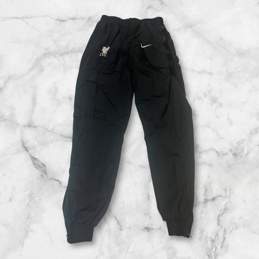 Entdecke unsere Vintage Track Pants von Nike und anderen Marken, erhältlich bei Valuxery.de - Dein Shop für trendige Vintage - Kleidung. Unsere Track Pants sind aus hochwertigen Materialien und