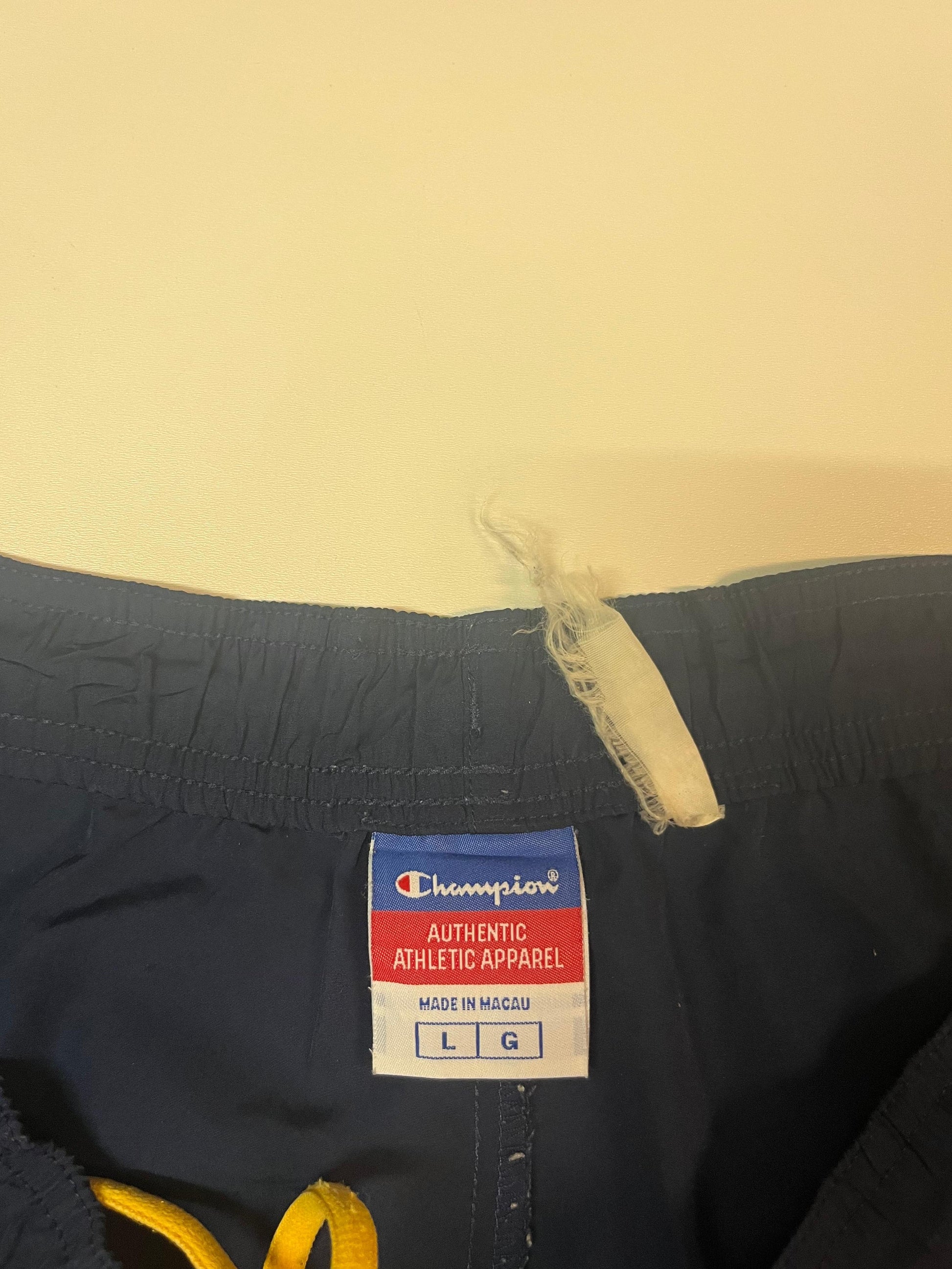 Entdecke unsere Vintage Track Pants von Nike und anderen Marken, erhältlich bei Valuxery.de - Dein Shop für trendige Vintage - Kleidung. Unsere Track Pants sind aus hochwertigen Materialien und