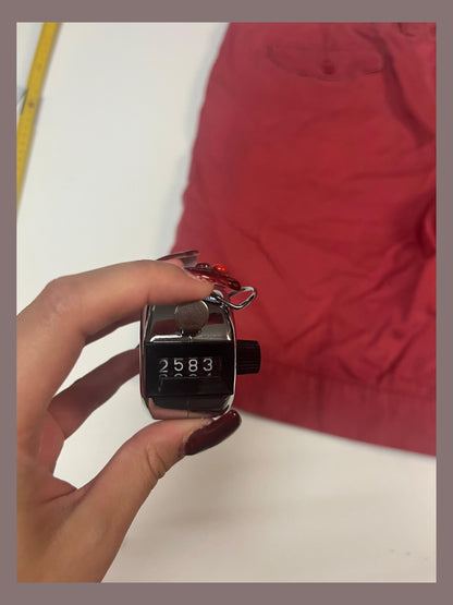 Entdecke unsere Vintage Track Pants von Nike und anderen Marken, erhältlich bei Valuxery.de - Dein Shop für trendige Vintage - Kleidung. Unsere Track Pants sind aus hochwertigen Materialien und