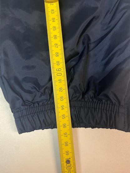 Entdecke unsere Vintage Track Pants von Nike und anderen Marken, erhältlich bei Valuxery.de - Dein Shop für trendige Vintage - Kleidung. Unsere Track Pants sind aus hochwertigen Materialien und