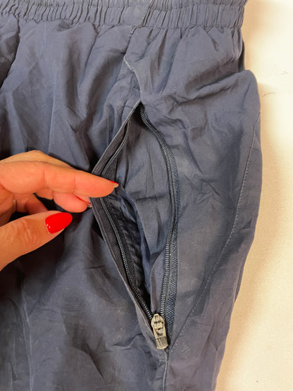 Entdecke unsere Vintage Track Pants von Nike und anderen Marken, erhältlich bei Valuxery.de - Dein Shop für trendige Vintage - Kleidung. Unsere Track Pants sind aus hochwertigen Materialien und