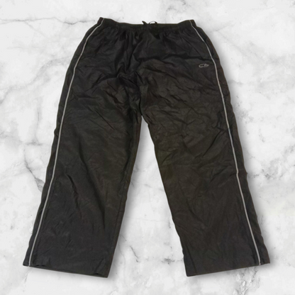 Entdecke unsere Vintage Track Pants von Nike und anderen Marken, erhältlich bei Valuxery.de - Dein Shop für trendige Vintage - Kleidung. Unsere Track Pants sind aus hochwertigen Materialien und