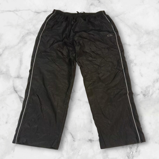 Entdecke unsere Vintage Track Pants von Nike und anderen Marken, erhältlich bei Valuxery.de - Dein Shop für trendige Vintage - Kleidung. Unsere Track Pants sind aus hochwertigen Materialien und