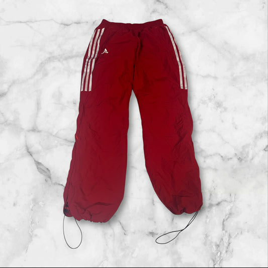 Entdecke unsere Vintage Track Pants von Nike und anderen Marken, erhältlich bei Valuxery.de - Dein Shop für trendige Vintage - Kleidung. Unsere Track Pants sind aus hochwertigen Materialien und