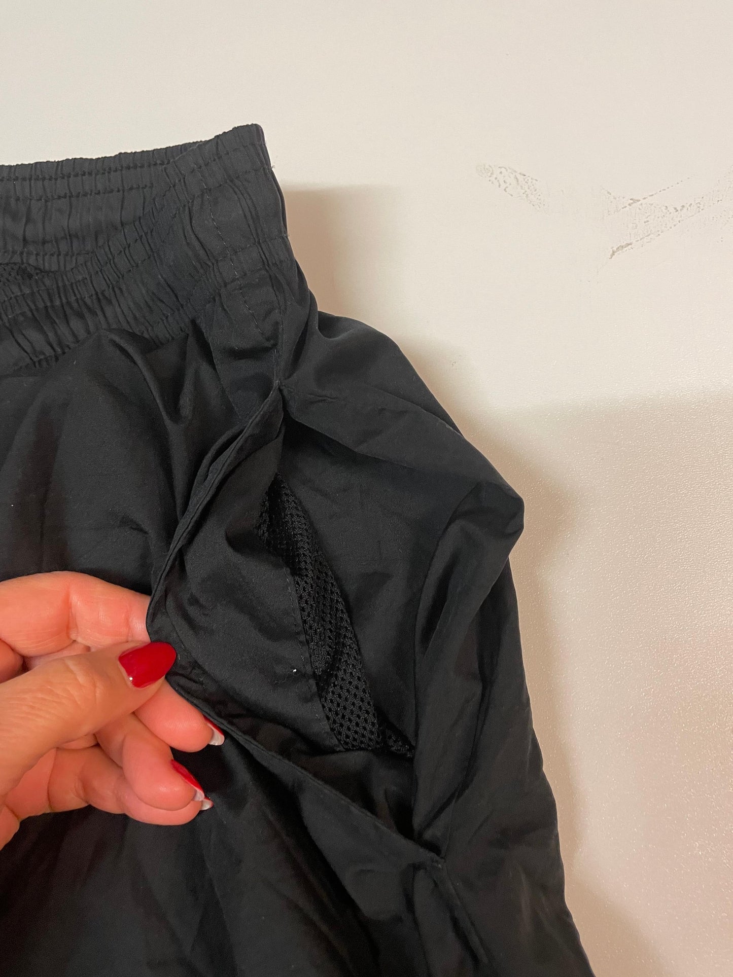 Entdecke unsere Vintage Track Pants von Nike und anderen Marken, erhältlich bei Valuxery.de - Dein Shop für trendige Vintage - Kleidung. Unsere Track Pants sind aus hochwertigen Materialien und