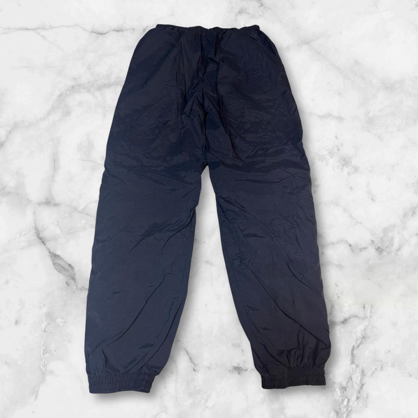 Entdecke unsere Vintage Track Pants von Nike und anderen Marken, erhältlich bei Valuxery.de - Dein Shop für trendige Vintage - Kleidung. Unsere Track Pants sind aus hochwertigen Materialien und