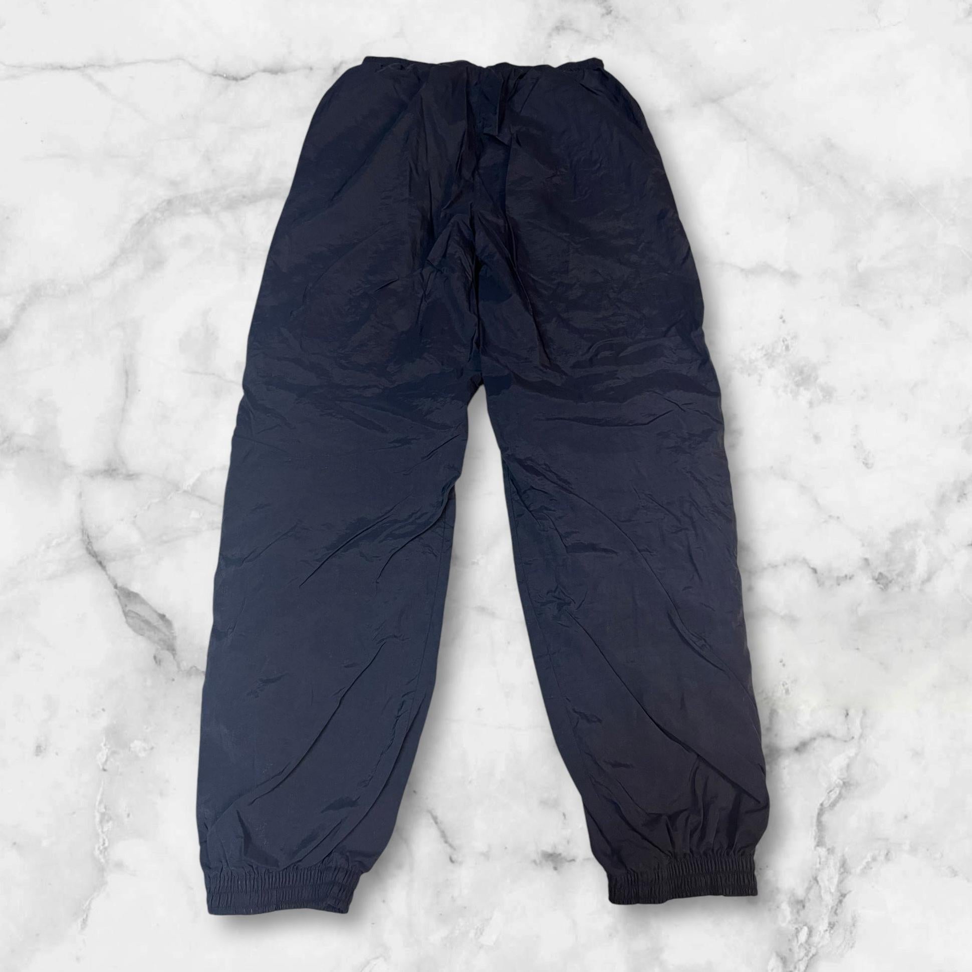 Entdecke unsere Vintage Track Pants von Nike und anderen Marken, erhältlich bei Valuxery.de - Dein Shop für trendige Vintage - Kleidung. Unsere Track Pants sind aus hochwertigen Materialien und