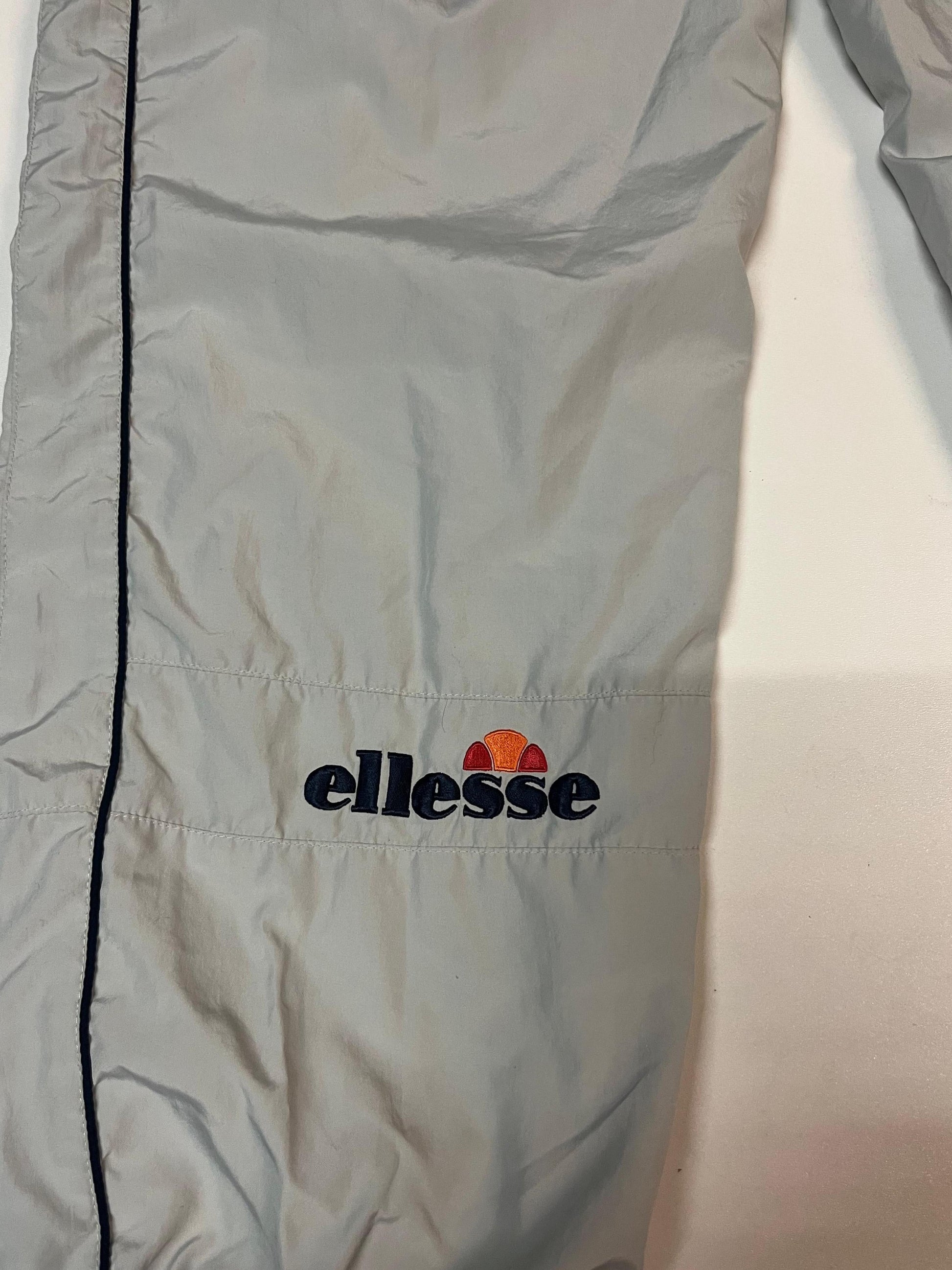Entdecke unsere Vintage Track Pants von Nike und anderen Marken, erhältlich bei Valuxery.de - Dein Shop für trendige Vintage - Kleidung. Unsere Track Pants sind aus hochwertigen Materialien und