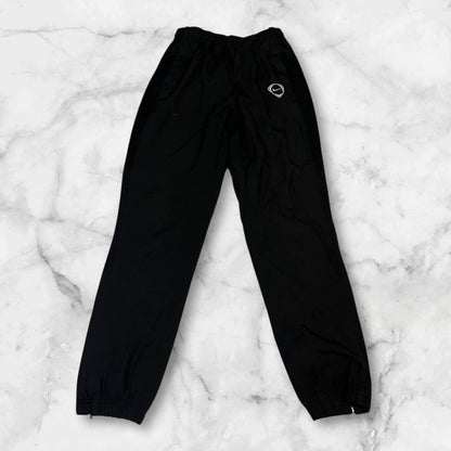 Entdecke unsere Vintage Track Pants von Nike und anderen Marken, erhältlich bei Valuxery.de - Dein Shop für trendige Vintage - Kleidung. Unsere Track Pants sind aus hochwertigen Materialien und