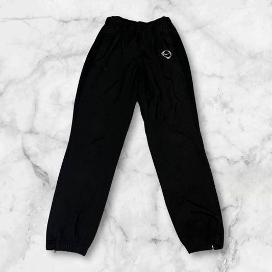 Entdecke unsere Vintage Track Pants von Nike und anderen Marken, erhältlich bei Valuxery.de - Dein Shop für trendige Vintage - Kleidung. Unsere Track Pants sind aus hochwertigen Materialien und