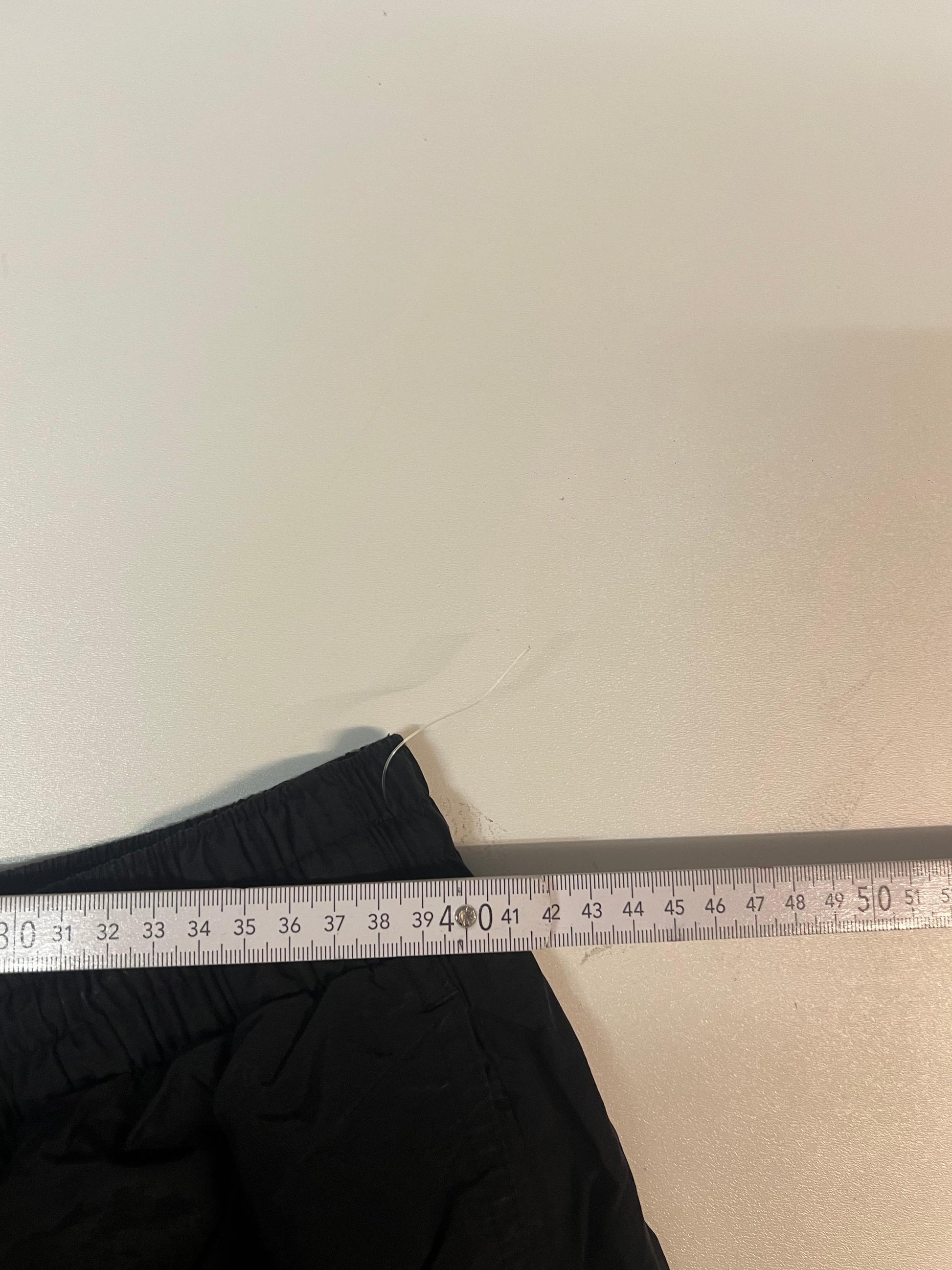 Entdecke unsere Vintage Track Pants von Nike und anderen Marken, erhältlich bei Valuxery.de - Dein Shop für trendige Vintage - Kleidung. Unsere Track Pants sind aus hochwertigen Materialien und