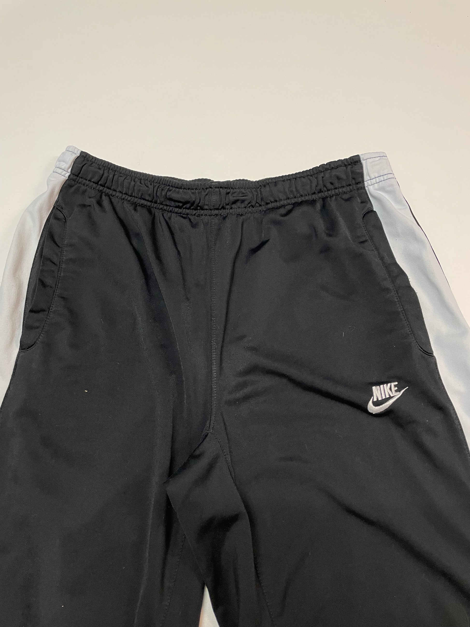 Entdecke unsere Vintage Track Pants von Nike und anderen Marken, erhältlich bei Valuxery.de - Dein Shop für trendige Vintage - Kleidung. Unsere Track Pants sind aus hochwertigen Materialien und
