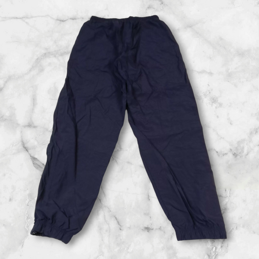Entdecke unsere Vintage Track Pants von Nike und anderen Marken, erhältlich bei Valuxery.de - Dein Shop für trendige Vintage - Kleidung. Unsere Track Pants sind aus hochwertigen Materialien und