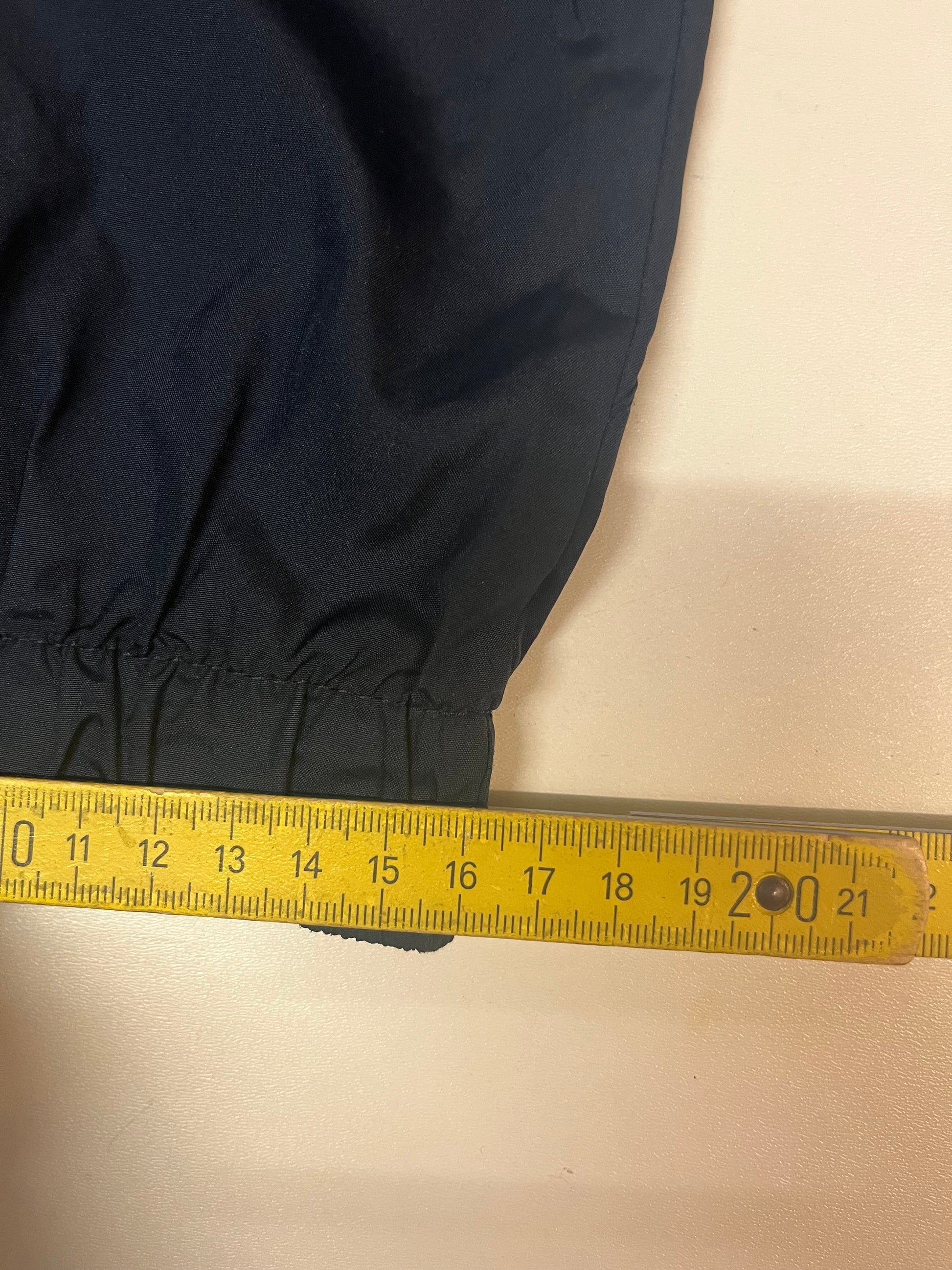 Entdecke unsere Vintage Track Pants von Nike und anderen Marken, erhältlich bei Valuxery.de - Dein Shop für trendige Vintage - Kleidung. Unsere Track Pants sind aus hochwertigen Materialien und
