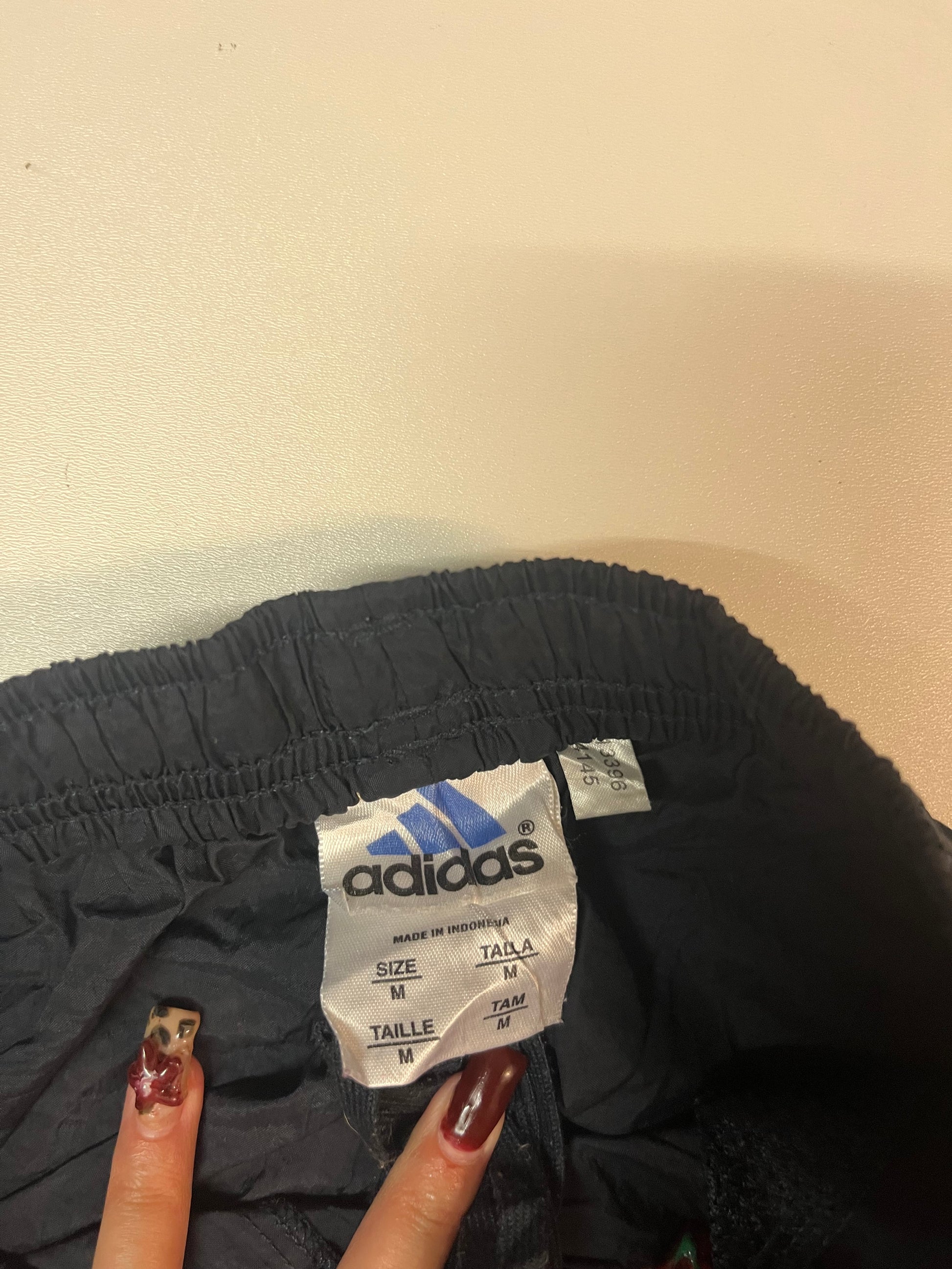 Entdecke unsere Vintage Track Pants von Nike und anderen Marken, erhältlich bei Valuxery.de - Dein Shop für trendige Vintage - Kleidung. Unsere Track Pants sind aus hochwertigen Materialien und