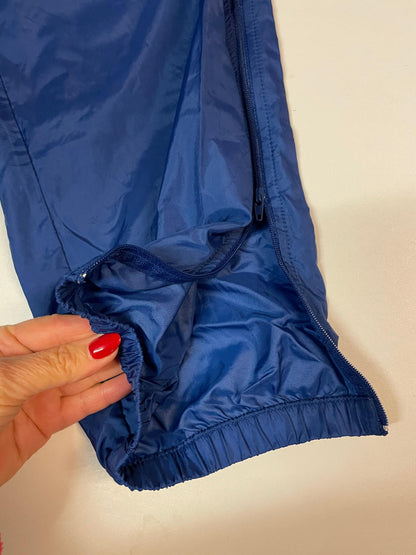 Entdecke unsere Vintage Track Pants von Nike und anderen Marken, erhältlich bei Valuxery.de - Dein Shop für trendige Vintage - Kleidung. Unsere Track Pants sind aus hochwertigen Materialien und