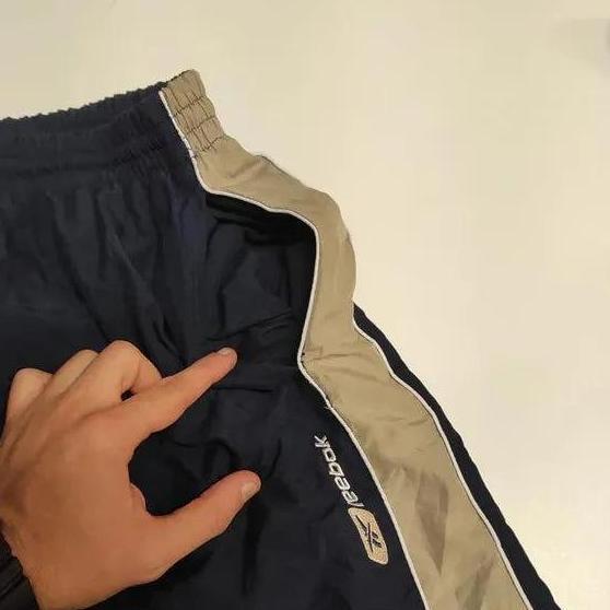 Entdecke unsere Vintage Track Pants von Nike und anderen Marken, erhältlich bei Valuxery.de - Dein Shop für trendige Vintage - Kleidung. Unsere Track Pants sind aus hochwertigen Materialien und