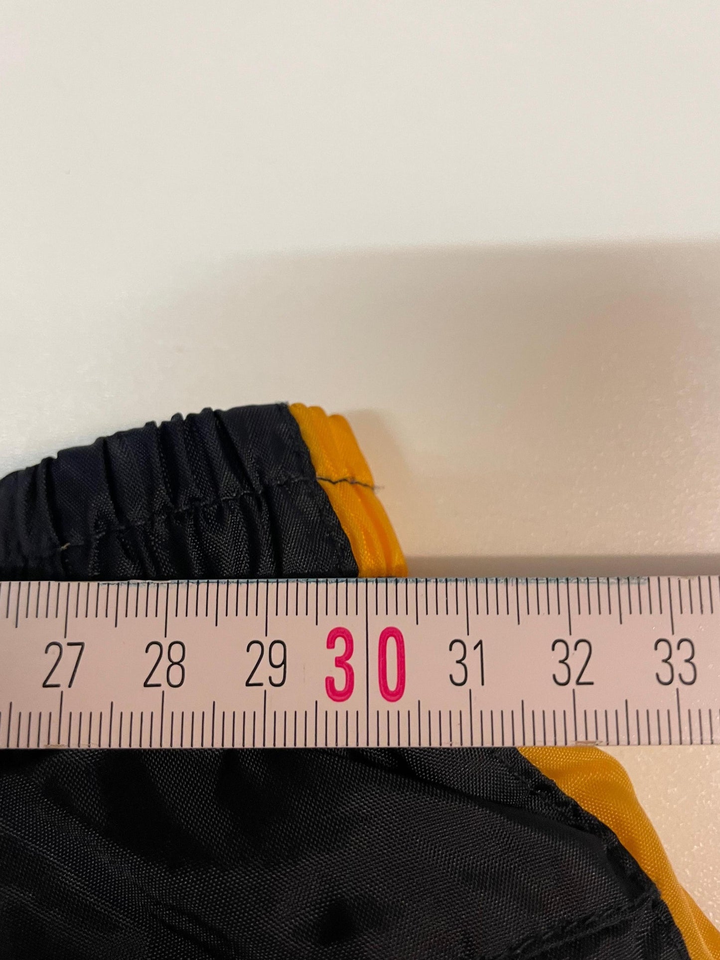 Entdecke unsere Vintage Track Pants von Nike und anderen Marken, erhältlich bei Valuxery.de - Dein Shop für trendige Vintage - Kleidung. Unsere Track Pants sind aus hochwertigen Materialien und