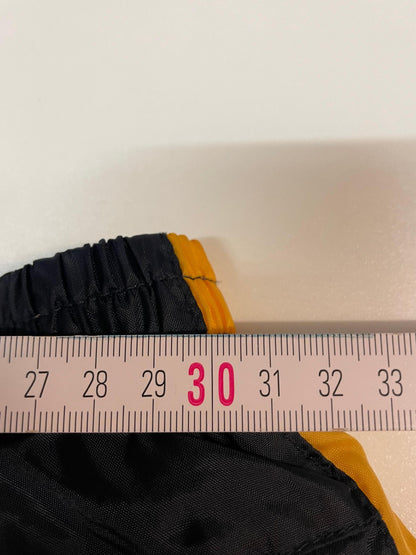 Entdecke unsere Vintage Track Pants von Nike und anderen Marken, erhältlich bei Valuxery.de - Dein Shop für trendige Vintage - Kleidung. Unsere Track Pants sind aus hochwertigen Materialien und