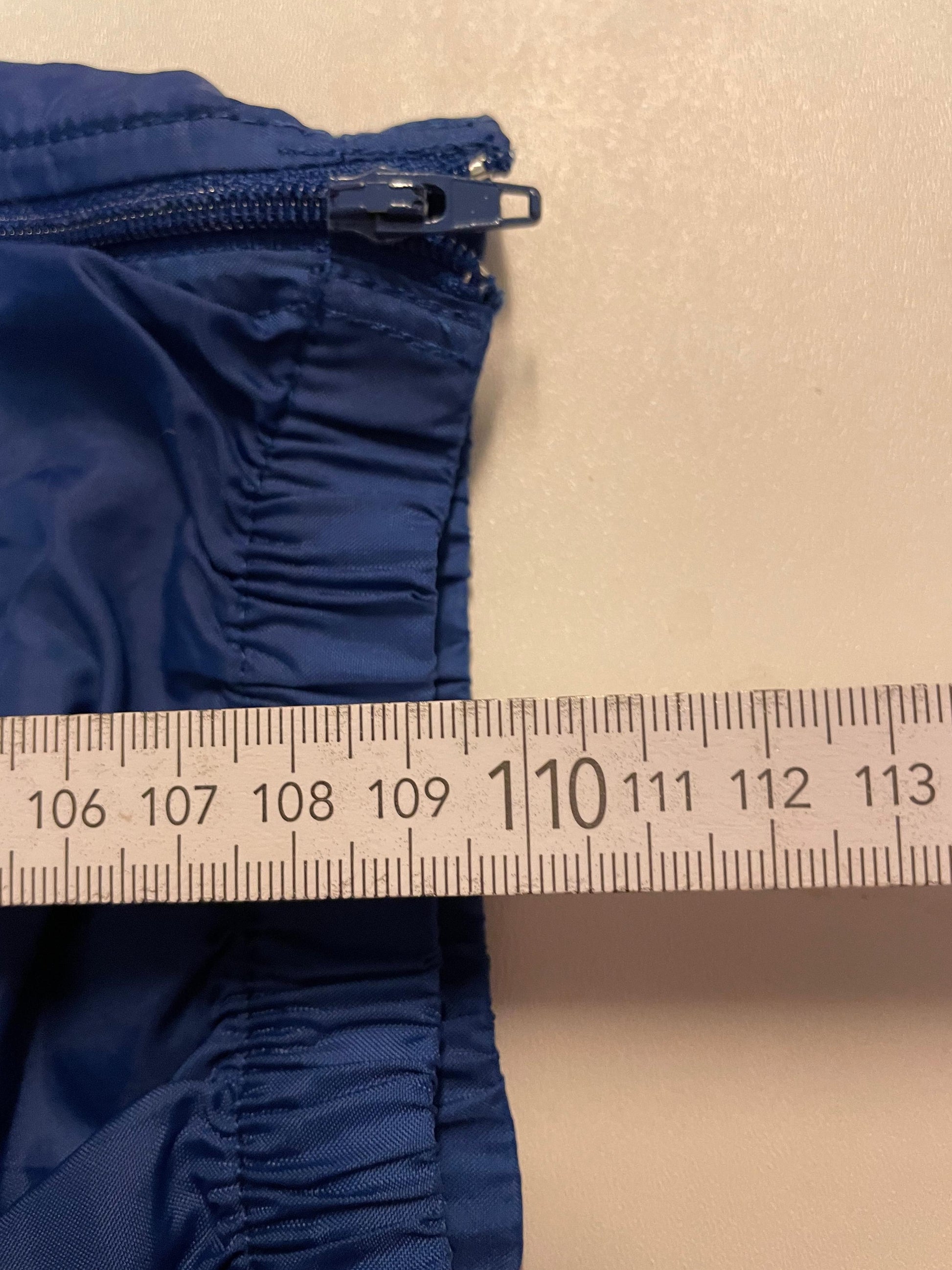 Entdecke unsere Vintage Track Pants von Nike und anderen Marken, erhältlich bei Valuxery.de - Dein Shop für trendige Vintage - Kleidung. Unsere Track Pants sind aus hochwertigen Materialien und