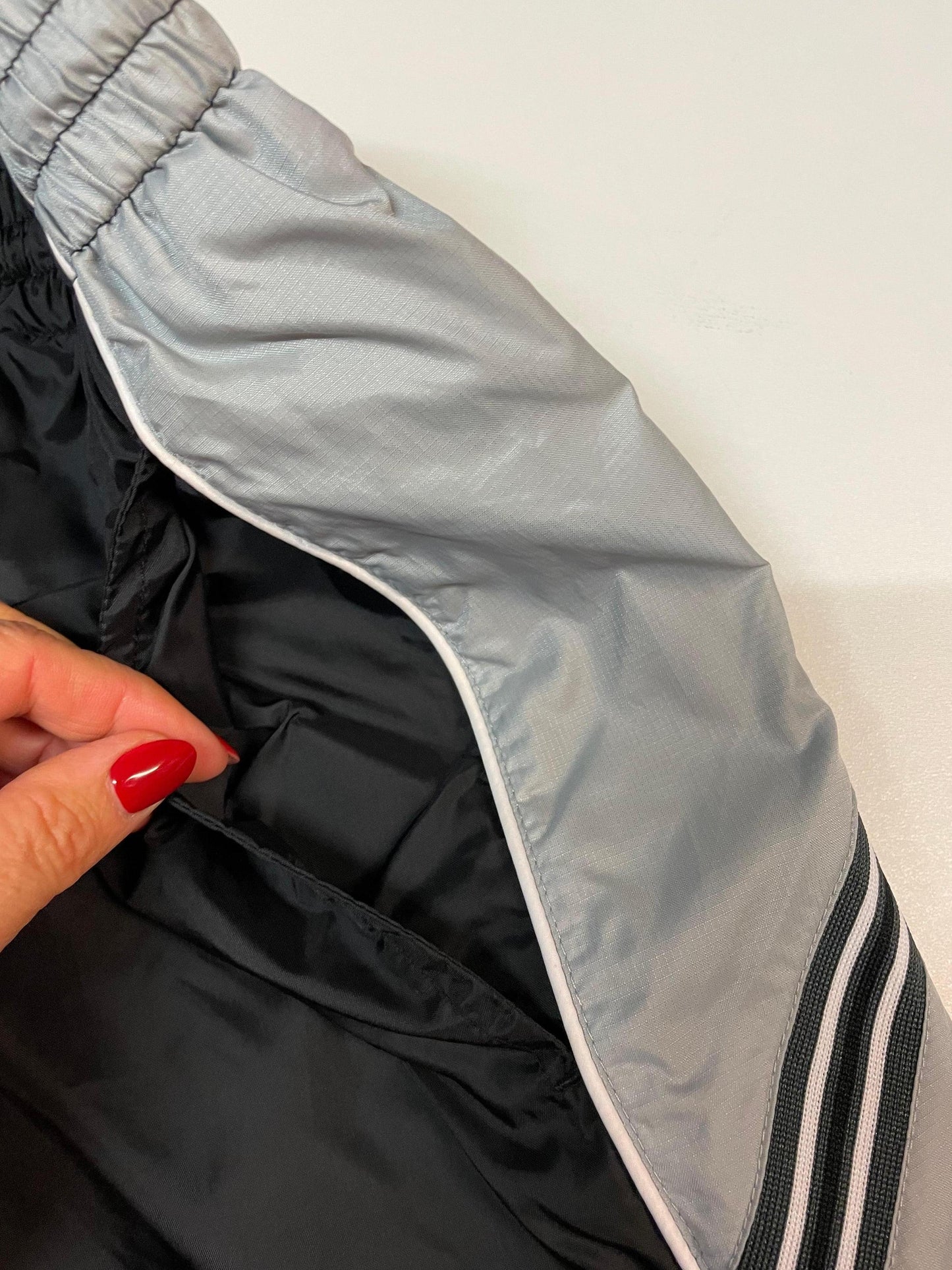 Entdecke unsere Vintage Track Pants von Nike und anderen Marken, erhältlich bei Valuxery.de - Dein Shop für trendige Vintage - Kleidung. Unsere Track Pants sind aus hochwertigen Materialien und